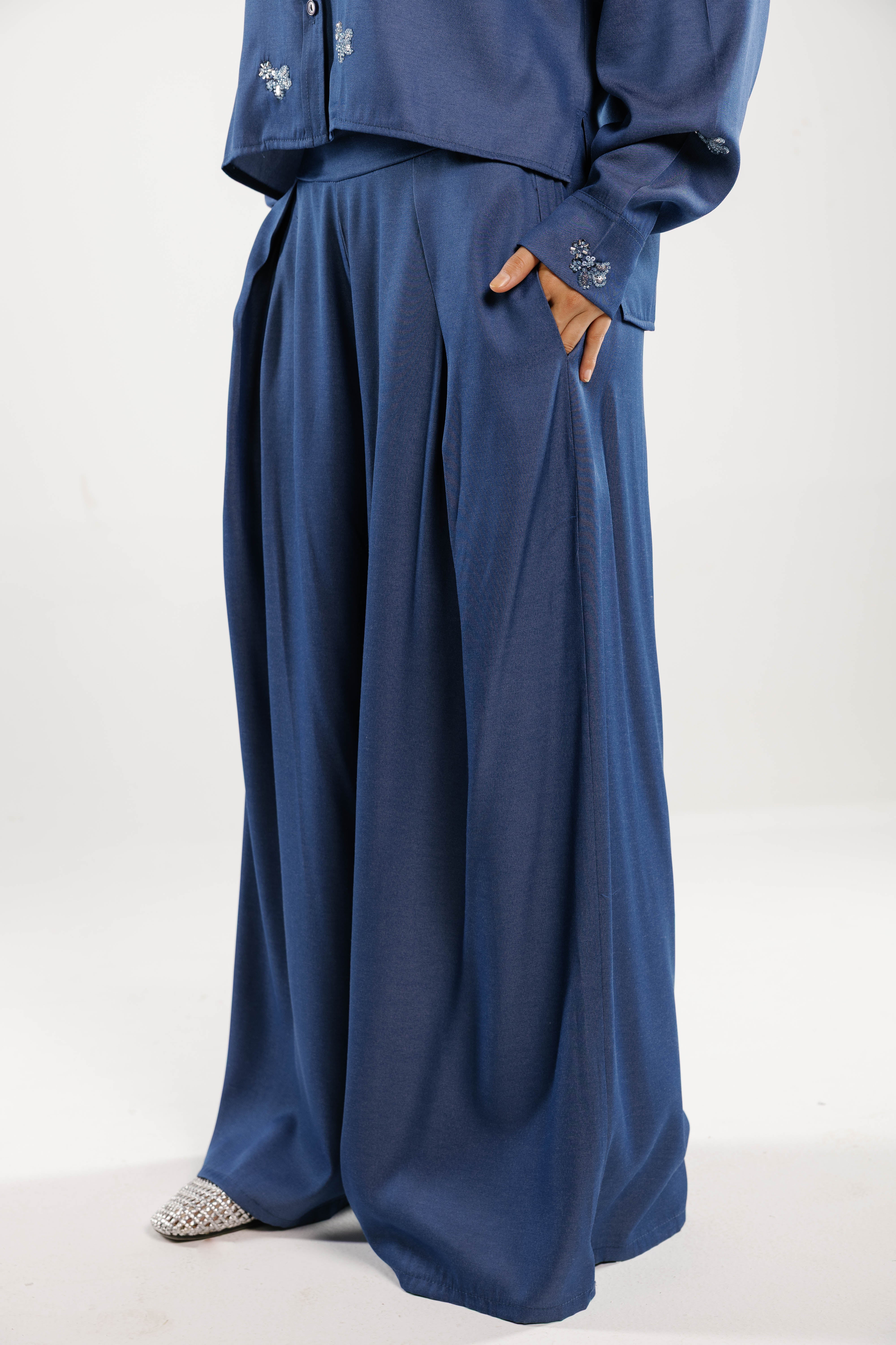 Airy pants in dark blue Secondary image