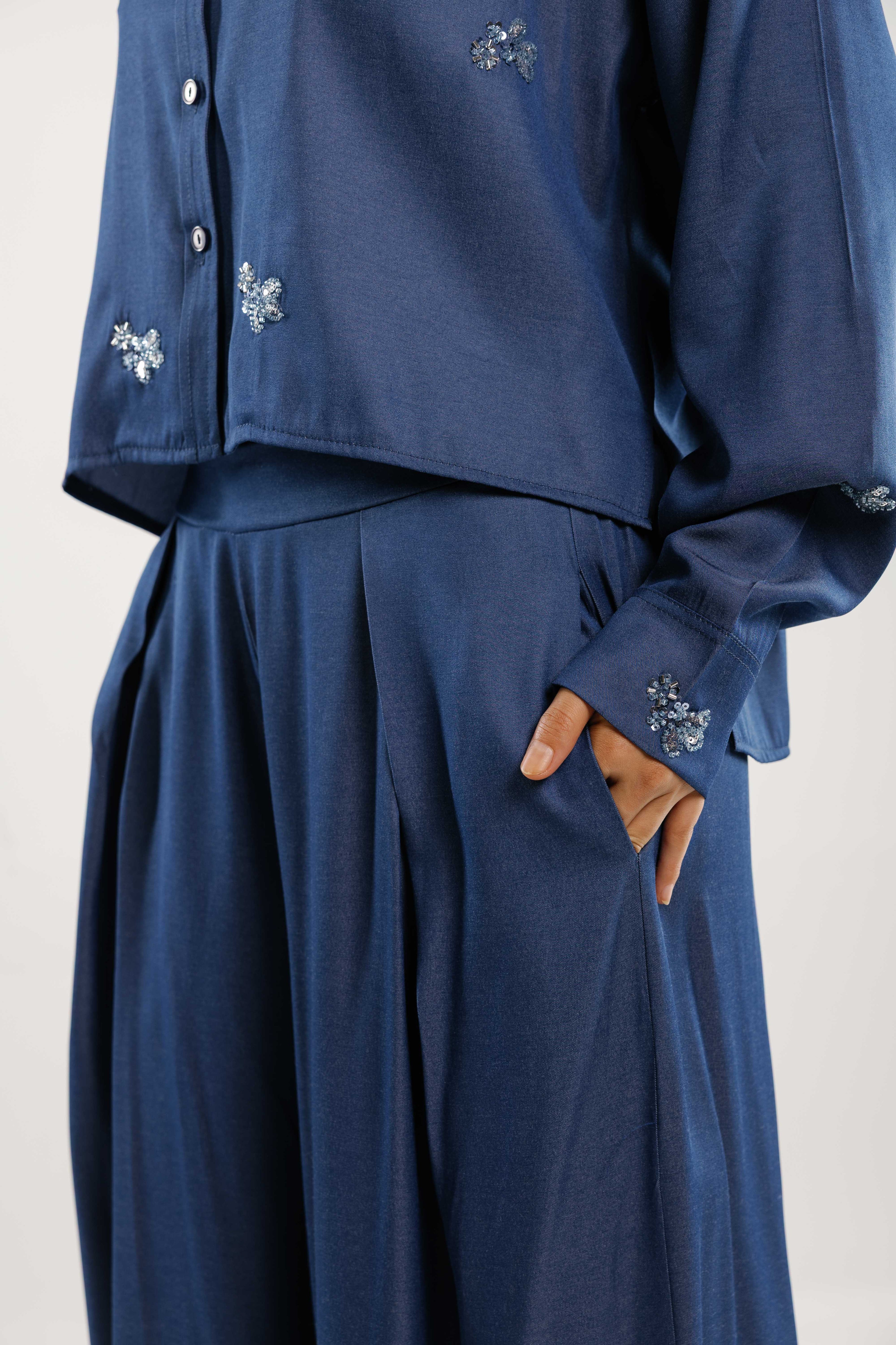 Airy pants in dark blue
