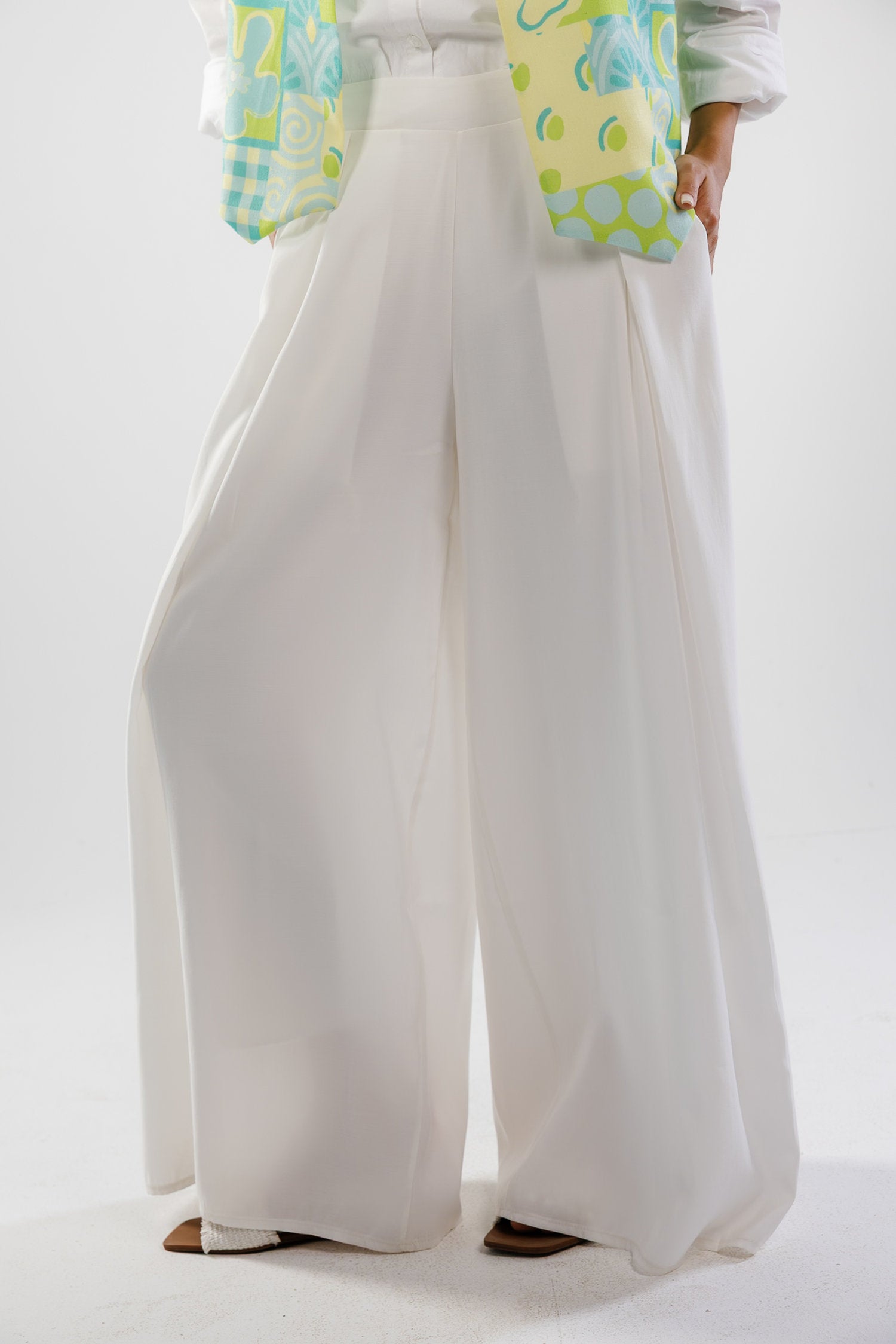 Airy pants in white Main image