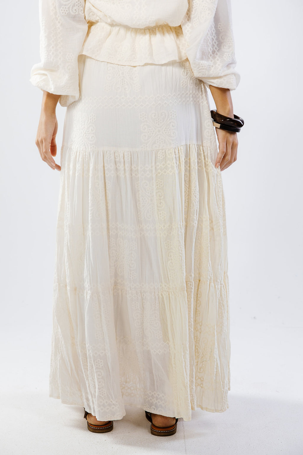 Swan set in cream