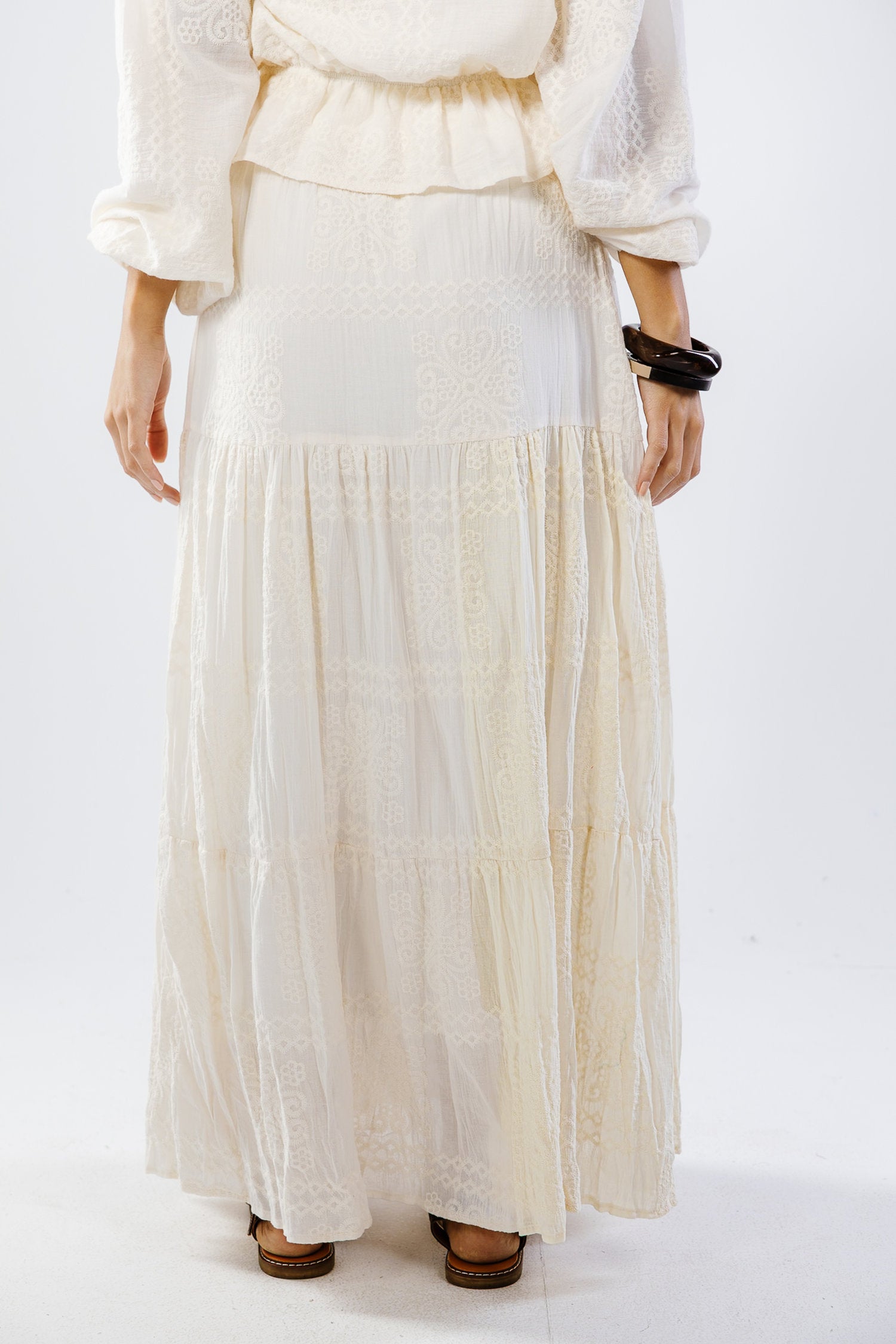 Swan set in cream