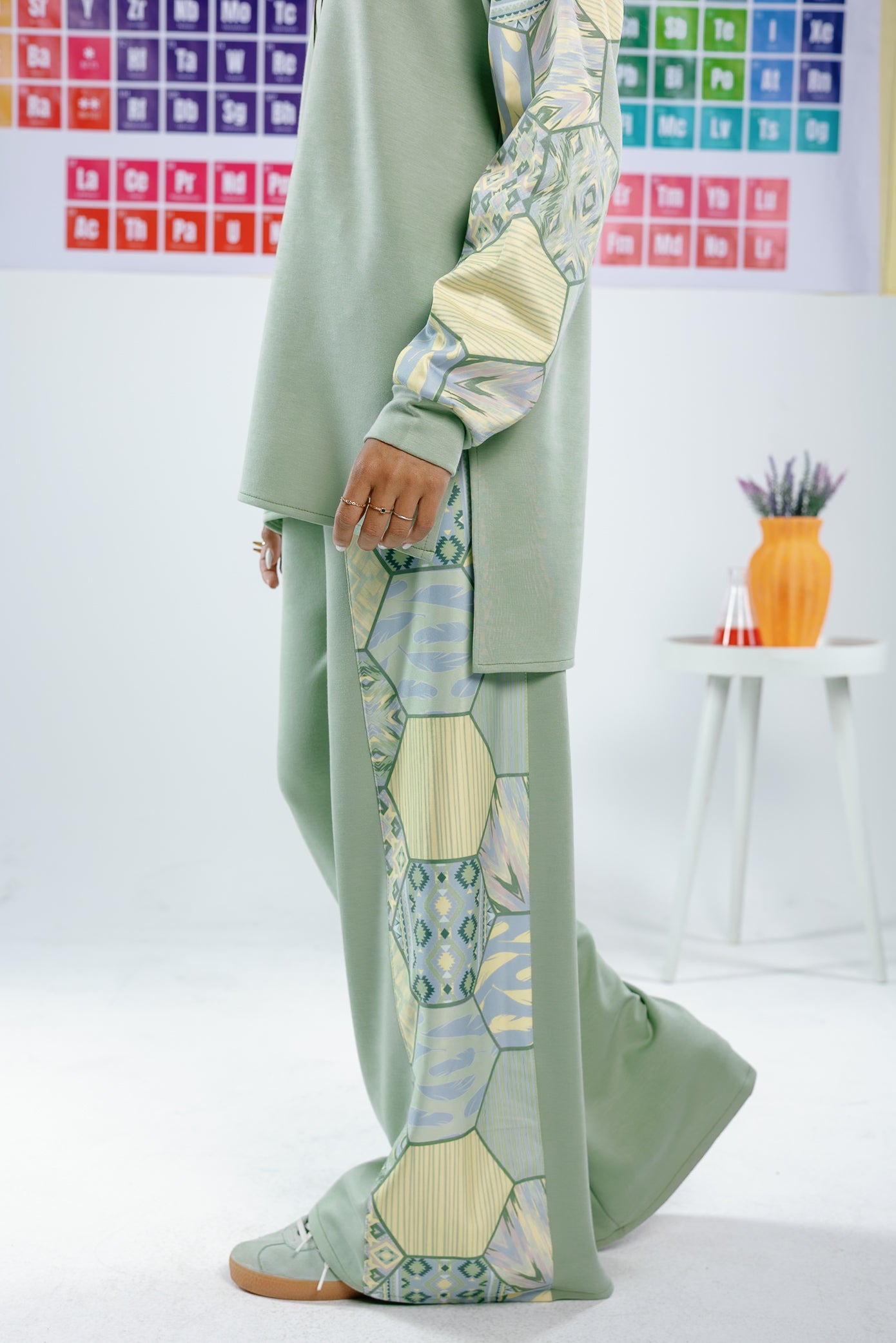 Flame set in mint